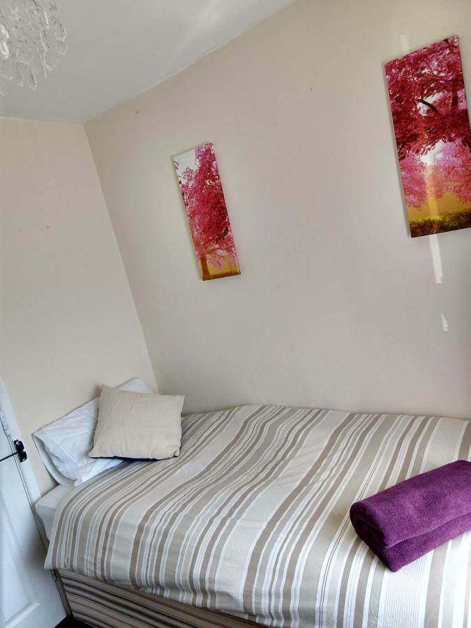 וורקינגטון Rowe Gardens - Self Catering - Guesthouse Style - Comfortable Twin Or Double Rooms - Quiet Residential Area מראה חיצוני תמונה